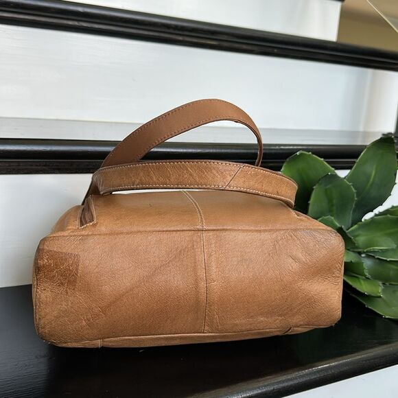 Genuine, leather, shoulder purse, soft, luxurious, neutral, tassel, clean - Picture 6 of 10